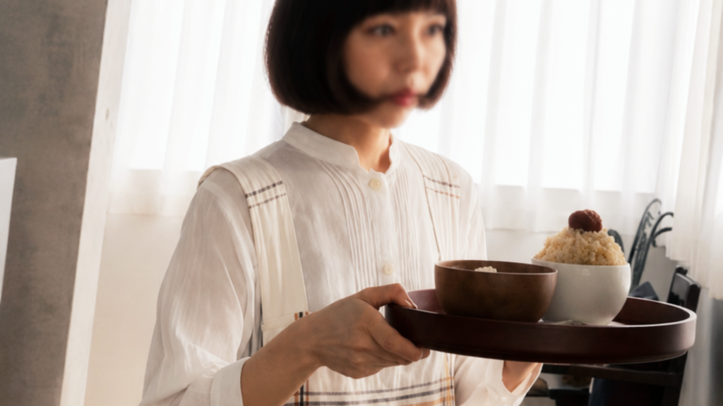 花粉症改善と体質改善について綴ったブログ記事のアイキャッチ画像。グルテンフリー・ゼロ生活を続ける女性の静かな暮らしの風景。
